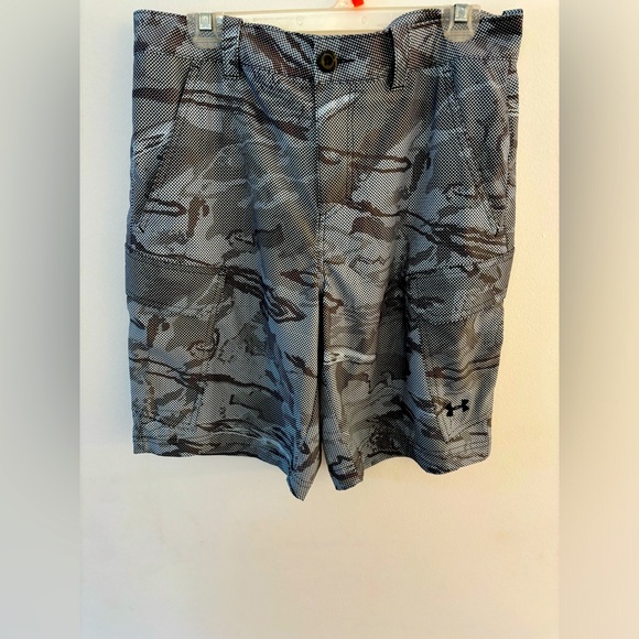 Under Armour Other - NWOT Under Armour Heat Gear Men’s Shorts - 32 inch waist. Grey Camo Cargo